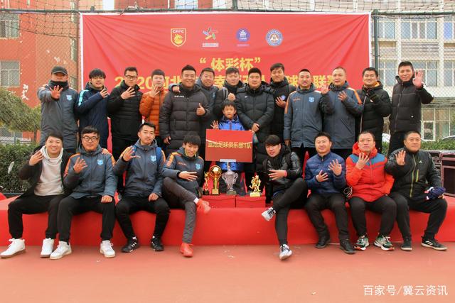 郑钦文夺冠后化妆出席发布会效果平平，网友意见不一